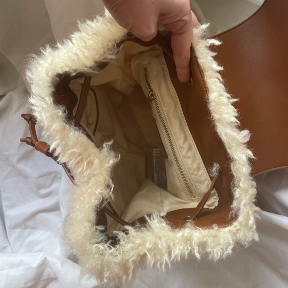 Forever21 faux-shearling backpack, 90s style, perfect condition, never worn - Picture 3 of 9